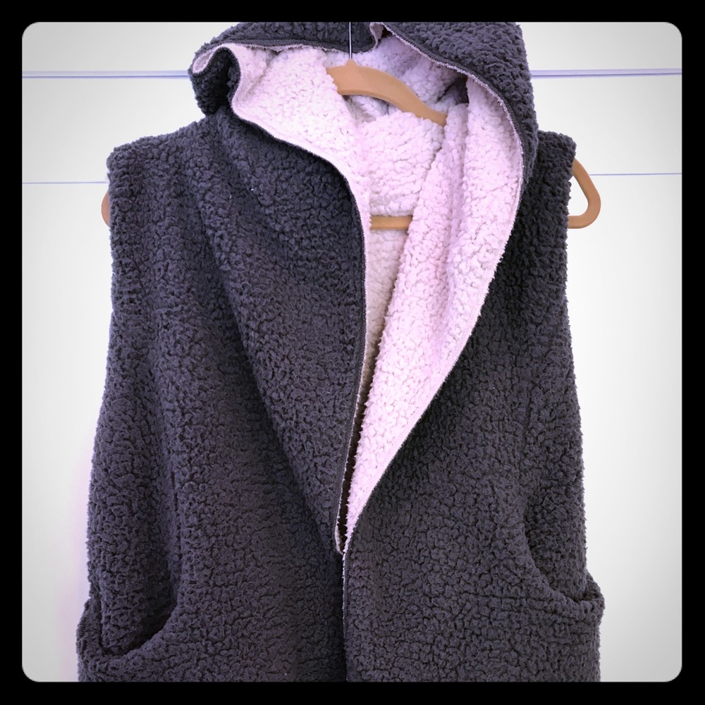 REVERSIBLE FLUFFY VEST W/ HOOD AND POCKETS
